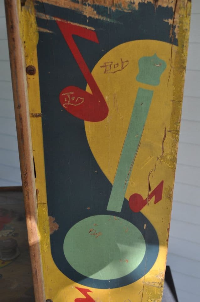 Abstract musical note design on vintage yellow and green wooden surface